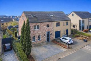 Een energiezuinige ( EPC: A met 20 zonnepanelen), ruime driegevelwoning (ca. 218m²) met veel lichtinval en oa. ruime leefruimte, 4 ruime slaapkamers + 2 badkamers. Gelegen in een residentiele wijk te Lembeek.<br /><br />Op het gelijkvloers: inkomhal met toilet, living-eetkamer met een open volledig ingerichte keuken en veranda (samen 77.10m²), berging (8,00m²);<br />Op de eerste verdieping: nachthal, 3 ruime slaapkamers (10,10m² / 12,30m² / 17.70m² met dressing), badkamer (inloopdouche, lavabo’s met meubel), toilet;<br />Op de tweede verdieping: slaapkamer 4 + douchekamer (43.50m²);<br />Verder: kelder,s oprit voor 2 auto’s, aangelegd terras en tuin.<br /><br />Buitenschrijnwerk PVC dubbel glas - Centrale verwarming met condentatieketel op aardgas + airco<br />EPC: 74 kWh/m² (label: A) - UC: - K.I. : 1.097 EUR<br />Nutsvoorzieningen: regenwaterput (5000l) aangesloten op wc’s en wasmachine + 20 zonnepanelen<br />Bouwjaar: 2006<br /><br />Stedenbouwkundige inlichtingen aangevraagd.
