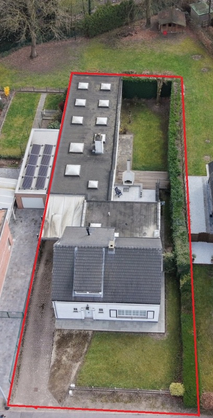 <strong>Charmant alleenstaand landhuisje met leuke tuin en polyvalente knap bijgebouw van ca. 200 m²</strong><br />Bij het betreden van de woning kom je in een ruime hal met apart gastentoilet. Op het gelijkvloers bevindt zich een veelzijdige kamer die perfect dienst kan doen als bureel of extra slaapkamer, voorzien van talrijke ingemaakte kasten. Daarnaast is er een ruime berging die eventueel kan worden omgevormd tot een tweede badkamer.<br />De sfeervolle leefruimte straalt warmte en gezelligheid uit, met een open haard als centraal element en maatkasten rondom. Groot raampartij zorgt voor veel natuurlijk licht en bieden een mooi uitzicht op het ruime terras en de zonnige tuin met optimale privacy.<br />De ingerichte keuken is praktisch en functioneel<br /><strong>Op de eerste verdieping</strong> hebt u de nachthal met ingemaakte kastjes er bevinden zich twee slaapkamers, waarvan één met uitgebreide ingemaakte kasten. De ruime badkamer is uitgerust met een ligbad en badkamermeubel.<br />Een absolute troef van deze eigendom is de indrukwekkende polyvalente ruimte van ca. 200 m². Dankzij de koepels en ramen geniet deze ruimte van overvloedig natuurlijk licht. Verder beschikt ze over een aparte wc, wasplaats en extra bergruimte, wat tal van mogelijkheden biedt (atelier, praktijkruimte, hobbyruimte, kleien zelfstandige,opslag ...).<br />EPC 422 ( landhuisje is voldoende gesoleerd,maar vermits polyvalente ruimte aanpaalend is aan woning is deze meegerekend )
