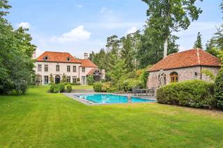 GELIJKVLOERSInkomhal 23m² op natuursteen voorzien van gastentoilet met handenwasser en ingebouwde vestiaire kast.Via een smeedijzeren deur krijgt u...