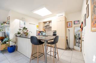 Op zoek naar een instapklaar appartement met veel natuurlijke lichtinval, aangename buitenruimte en een centrale ligging? Dit verzorgde appartement op de derde verdieping combineert comfortabel wonen met maar liefst 2 terrassen, een lift en een private parkeerplaats.<br /><br />Dankzij de lichtrijke leefruimte, open keuken en twee ruime buitenruimtes is dit een aangename plek om thuis te komen. Bovendien bevindt het appartement zich in het centrum van Sint-Pauwels, met winkels en voorzieningen binnen handbereik.<br /><br />Indeling<br />- Inkomhal<br />- Ruime en lichtrijke leefruimte met plaats voor een gezellige zit- en eethoek<br />- Open keuken met ruim werkblad en centraal kookeiland<br />- Rechtstreekse toegang vanuit de leefruimte tot het eerste terras<br />- Tweede ruim terras met open zicht, ideaal om in alle rust van de buitenlucht te genieten<br />- Volwaardige slaapkamer met natuurlijke lichtinval<br />- Verzorgde badkamer met douche, lavabo en toilet<br />- Private parkeerplaats inbegrepen<br /><br />Algemeen<br />- Gelegen op de 3e verdieping<br />- Lift aanwezig<br />- Centrale ligging in Sint-Pauwels<br />- EPC: 175 kWh/m² – label B<br />- Centrale verwarming op aardgas<br />- Elektrische installatie conform<br />- Mogelijkheid tot aankoop met de aanwezige meubels<br /><br />Een verzorgd en instapklaar appartement waar licht, buitenruimte en een centrale ligging perfect samenkomen. De twee terrassen, private parkeerplaats en gunstige EPC-score maken het geheel extra aantrekkelijk, zowel voor eigen bewoning als investering.<br /><br />Op zoek naar een woning, appartement of bouwgrond in het Waasland of de Denderstreek?<br />De Boer &amp; Partners Waas &amp; Dender begeleidt u graag bij de aankoop of verkoop van vastgoed in deze ruime regio.<br />Wenst u dit pand te bezoeken? Contacteer ons via waasendender@deboerenpartners.be of 03 377 55 00.