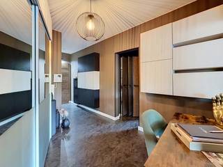 <strong>Stijlvol en hoogwaardig afgewerkt, gemeubileerd appartement met zuidgericht terras in Ganshoren.</strong><br /><br />Ontdek dit prachtige appartement op de derde verdieping, gelegen aan de Van Overbekelaan in Ganshoren. Dit appartement combineert ruimte, lichtinval en een hoogwaardige, moderne afwerking tot een bijzonder aangename woonomgeving.<br /><br />Bij het betreden van het appartement valt meteen de lichtrijke inkomhal & eet- en leefruimte op, die een warme en uitnodigende sfeer creëert. Aansluitend bevindt zich de kwalitatief afgewerkte open keuken, uitgerust met hoogwaardige materialen en een moderne uitstraling. Het appartement beschikt over twee ruime slaapkamers, ideaal voor wie op zoek is naar comfortabel en praktisch wonen.<br /><br />Een absolute meerwaarde is de extra dressing, die dankzij haar veelzijdigheid ook perfect kan worden ingericht als volwaardige extra kamer, of bureauruimte. Daarnaast beschikt het appartement over een praktische berging, die zorgt voor extra opbergruimte. En ook is er een privatieve kelder aanwezig voor extra berging.<br /><br />Ook buiten genieten is hier een plezier dankzij het zuidgerichte terras. Bovendien is er de mogelijkheid om de wagen gemakkelijk te parkeren op de publieke buitenparking van het gebouw.<br /><br />Ook de ligging vormt een belangrijke troef. De Van Overbekelaan biedt een goede aansluiting op het openbaar vervoer, met busverbindingen in de nabije omgeving en tramverbindingen op korte afstand. Zo verplaatst u zich vlot richting andere Brusselse gemeenten en belangrijke knooppunten. Ook met de wagen geniet u van een vlotte aansluiting op de belangrijkste verbindingswegen, waaronder de Keizer Karellaan en de Brusselse Ring. Hierdoor zijn zowel het centrum van Brussel als de omliggende gemeenten gemakkelijk bereikbaar.<br /><br />De combinatie van de hoogwaardige afwerking, de gemeubileerde verkoop, de moderne materialen, de doordachte indeling en de aangename lichtinval maakt dit appartement tot een bijzonder aantrekkelijke opportuniteit voor wie op zoek is naar comfort en kwaliteit.<br /><br />Interesse? De beschikbare documenten en bijkomende informatie over dit appartement kunt u eenvoudig online raadplegen.<br /><br />Wenst u meer informatie of wilt u het appartement graag zelf ontdekken tijdens een bezoek? Neem dan gerust contact met ons op via 02 262 45 78 of stuur een e-mail naar meise@weinvest.be. Wij helpen u met plezier verder!