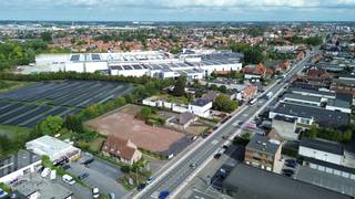 De voormalige thuisbasis van Dovy Keukens maakt plaats voor een nieuw te bouwen casco handelsruimte/showroom/kantoren met 19 parkeerplaatsen. Fantastisch gelegen langs de commerciële Meensesteenweg in Roeselare.<br /><br />Dit commercieel gebouw beschikt over een open ruimte met een vrije hoogte van 4,70 m en grote glaspartijen aan de voorzijde en zijkant voor een zeer goede visibiliteit. Aan de achterzijde is een sectionale poort voorzien van 4 m B x 4 m H. Dankzij de casco-oplevering heeft u de flexibiliteit om de ruimte volledig aan te passen aan uw specifiek wensen en behoeften. Tevens beschikt het bedrijfsgebouw over 19 parkeerplaatsen en een aangelegde groenzone.<br /><br />Dankzij de strategische ligging nabij de E403 afrit 6 (Roeselare-Rumbeke) geniet u van een uitstekende bereikbaarheid.<br /><br />Beschikbaar vanaf <strong>Q1 2027</strong>.<br /><br />Contacteer <strong>PANORAMA B2B</strong> voor bijkomende inlichtingen of een vrijblijvend plaatsbezoek<strong> 050 300 800</strong>.