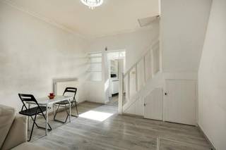 Dit huis met 4 slaapkamers is de ideale kans voor starters, gezinnen of investeerders die een woning naar eigen hand willen zetten.<br /><br />De indeling van het huis ziet er als volgt uit:<br /><br />Gelijkvloers:<br />- Lichte en open leefruimte met aansluitend een functionele, vernieuwde keuken.<br />- Achteraan bevindt zich de badkamer met douche cabine, wastafel, toilet en aansluiting voor wasmachine.<br /><br />Verdiepingen & Zolder:<br />- 4 kamers die flexibel ingevuld kunnen worden als slaapkamers, hobbyruimte of thuiswerkplek. <br /><br />Kelder:<br />Deels onderkelderd, ideaal voor extra berging.<br /><br />Een ideale opportuniteit voor wie op zoek is naar een compacte, maar verrassend ruime woning op een uitstekende locatie!<br /><br />Wenst u meer informatie of een bezoek aan de woning? Neem dan zo snel mogelijk contact met ons op. Tot binnenkort!<br /><br />Bestuursmaatregelen in het maatregelenregister: nee