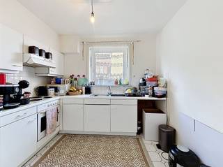 <h1><span>Appartement met 3 slaapkamers en terras in centrum Roeselare</span></h1><h1><span> </span></h1><h1><span>Het appartement beschikt over: een </span><span>inkomhal</span><span>, </span><span>apart toilet</span><span>, </span><span>badkamer </span><span>met ligbad/douche en lavabo,</span><span> 3 slaapkamers</span><span>, </span></h1><h1><span>zonnig </span><span>terras </span><span>aan achterzijde, ruime </span><span>woonkamer</span><span>, aparte </span><span>keuken </span><span>en </span><span>bergruimte</span><span>.</span></h1><h1><span> </span></h1><h1><span>Troeven</span><span>:</span></h1><h1><span>- centrale ligging</span></h1><h1><span>- geen renovatieplicht</span></h1><h1><span>- vaste huurder -> ideaal als investeringsvastgoed</span></h1><h1><span>- asbestveilig</span></h1>