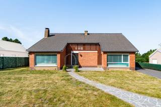 Villa 6 slaapkamers, tuin en dubbele garage.Samenstelling: inkomhal met apart toilet en vestiaire, ruime en lichte woonkamer van 42m2 die toegang...