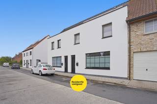 KIJKDAG 04/07 VAN 14U TOT 16U!<br />In het gezellige Keiem bevindt zich deze volledig gerenoveerde woning op een aangenaam perceel. De woning werd in 2023 volledig vernieuwd en combineert hedendaags wooncomfort met een energiezuinige afwerking. Dankzij het uitstekende EPC geniet u hier van een uiterst energie-efficiënte woning. Bij het betreden van merkt u meteen de verzorgde afwerking en aangename lichtinval op. De woning heeft drie volwaardige slaapkamers, een stijlvolle badkamer met bad en douche en twee toiletten, wat zorgt voor extra comfort voor het hele gezin. <br />Achteraan bevindt zich een gezellige tuin met terras waar het heerlijk vertoeven is in alle rust en privacy. Deze buitenruimte vormt de ideale plek om te ontspannen of te genieten van zonnige dagen met familie en vrienden. Bent u op zoek naar een instapklare, energiezuinige woning in een rustige, doch centrale omgeving? Dan is deze eigendom in Keiem zeker een bezoek waard.<br />Neem voorsprong met een vrijblijvende en gratis schatting van uw eigendom via:<br />http://www.residentievastgoed.be/gratisonlineschatten<br />EPC: A label (Ref: DI00066)<br />KIJKDAG 04/07 VAN 14u TOT 16u!