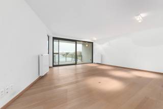 <p>Modern appartement te huur in het centrum van Veurne met prachtig zicht op het water.</p><p><br /></p><p>Dit lichtrijke appartement combineert een centrale ligging met een aangename woonomgeving aan het water. Vanuit de leefruimte en het balkon geniet u dagelijks van een open zicht op het water, wat zorgt voor een extra gevoel van rust en ruimte. Dankzij de ondergrondse staanplaats en private berging beschikt u bovendien over extra comfort en praktische opbergruimte. Het appartement ligt vlak bij winkels, scholen en horeca, waardoor u alles binnen handbereik heeft. Met een gunstig EPC-label A vormt dit appartement een energiezuinige keuze in hartje Veurne.</p><p><br /></p><p>• Ruime living met veel lichtinval en toegang tot het balkon<br />• Eetkamer aansluitend op de leefruimte<br />• Volledig uitgeruste keuken met elektrische kookplaat, oven, vaatwasser en koelkast met vriesvak<br />• Twee slaapkamers, waarvan één met balkon<br />• Badkamer met ligbad, douche, toilet en dubbele wastafel in meubel<br />• Tweede badkamer met douche en enkele wastafel<br />• Apart toilet<br />• Praktische berging<br />• Terras en balkon met aangenaam uitzicht<br />• Ondergrondse staanplaats en private berging</p><p><br /></p><p>• Prachtig zicht op het water<br />• Ondergrondse berging en staanplaats inbegrepen<br />• Centrale ligging in het centrum van Veurne</p><p><br /></p><p>Neem vandaag nog contact op met je ERA-makelaar voor een bezoek.</p><p><br /></p><p>JOUW DROOMAPPARTEMENT. ZO GEVONDEN!</p>