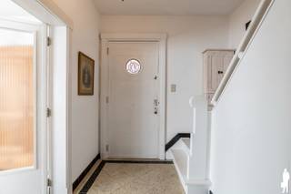 <p><strong>Karakteristieke en mooi gelegen woning met o.a. 4 à 5 slaapkamers, ruim bijgebouw, private, organisch ingerichte natuurtuin op westoriëntatie en achterliggend agrarisch gebied. Het geheel ligt op een perceel van ca. 799m², nabij alle voorzieningen van het centrum van Retie en Oud-Turnhout. Er is voldoende opslag en het riante bijgebouw leent zich tot gebruik voor de kleine zelfstandige of vrije beroeper. De woning van bj. 1953 werd in 2011 opgefrist (o.a. keuken, badkamer, slaapkamers en HR-gasketel). In 2026 staan de volledige vervanging van het buitenschrijnwerk (PVC) en nieuwe beglazing (zonwerend) op de planning. Deze maatregelen zullen ook energetisch positieve impact hebben.<br /><br /></strong><strong>De woning is gunstig gelegen nabij steden Turnhout en Mol; met bovenop een vlotte verbinding naar Antwerpen en Eindhoven (E34). Verder gelegen nabij scholen, openbaar vervoer en op wandel/-fietsafstand van Provinciaal Groendomein 'Prinsenpark', natuur- en duigebied 'Looiendse Bergen' en natuurreservaat 'De Liereman'.<br /><br /></strong><strong>De woning ligt op ca. 15 min. van de Nederlandse Kempen en op ca. 30 min. van Eindhoven, waardoor ze tevens bijzonder geschikt is voor forensen en expats. Retie staat bovendien bekend als een levendig dorp met uitgebreide sportvoorzieningen en een actieve gemeenschap. EPC-score van 393kWh/m²/jaar. Geen renovatieverplichting; en bovenop een volledig conforme elektriciteit.<br /><br /></strong><span>Gelijkvloerse verdieping:</span><br />Via de charmante inkomhal bereikt u de woonkamer (alsook gastentoilet, wasplaats en keuken). De sfeervolle leefruimte is ruim, kan worden opgedeeld in een eet- of werkgedeelte en een zitruimte, en geniet bovendien van rechtstreeks daglicht dankzij de grote raampartijen. De keuken is geïnstalleerd met volgende toestellen: gasvuur met heteluchtoven (Indesit), koelkast (Gram), vaatwas (Miele) en voldoende kastruimte. Er is een eet-/ontbijthoek voorzien die rechtstreeks toegang geeft tot het tuingebeuren via dubbele deur naar het terras en de achtertuin.<br /><br /><span>Eerste verdieping:</span><br />Via de vaste trap bereikt u 3 ruime slaapkamers en een volledig ingerichte badkamer met lig(bubbel)bad, toilet, dubbele lavabo en inloopdouche.<br /><br /><span>Tweede verdieping:</span><br />Het 2e verdiep (ook te bereiken via vaste trap) bestaat uit een ruime slaapkamer, een badkamer (douche, toilet en wastafel) en een overloop (die tevens als extra slaapkamer kan worden gebruikt).<br /><br /><span>Buitengebeuren en kelder:</span><br />Naast de woning bevindt zich een oprit tot het bij-/garagegebouw. Deze ruimte schikt zich in het bijzonder voor de kleine zelfstandige, vrije beroeper of hobbyist. Ook de zolderverdieping van dit bijgebouw biedt mogelijkheden als extra opslagruimte.<br /><br />Het westgericht zonneterras geeft uit op een diepe, landelijke en volledig private tuin met diverse planten, heesters, fruitbomen, leilindes en een serre met druivelaar. Achteraan de tuin bevindt zich een gezellige zithoek met zicht op de achterliggende weilanden en optimale privacy.<br /><br />De woning is onderkelderd. Aldaar bevinden zich de nutsvoorzieningen en leidingen (HR-top ketel Buderus ).<br /><br /><em>Geplande vernieuwingswerken.</em><br /><em>Voor overdracht van de woning worden nog verbeteringswerken uitgevoerd, waaronder de plaatsing van nieuw PVC-buitenschrijnwerk met zonwerend, dubbel glas. Deze investeringen dragen bij aan een hoger wooncomfort, de energiezuinigheid en een verzorgde uitstraling.<br /><br /></em><span>Bijzonderheden:</span><br />- Bewoonbare oppervlakte van ca. 200m² excl. kelder en bijgebouw<br />- Recent vernieuwde rolluiken op de eerste verdieping (slaapvertrekken)<br />- CV op aardgas met radiatoren (HR top ketel Buderus 2011)</p>
