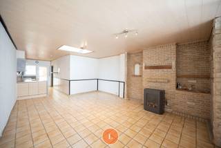 Ben jij een handige Harry die niet bang is om de handen uit de mouwen te steken of ben je op zoek naar een investeringsproject? Dan is dit de kans.<br />Deze centraal gelegen woning, op <strong>wandelafstand </strong>van heen <strong>commercieel centrum </strong>heeft veel potentieel.<br /><br />De woning heeft een<strong> ruim woongedeelte</strong> waar <strong>voldoende plaats</strong> is voor een grote eettafel en een comfortabele zithoek met <strong>aansluitend</strong> een <strong>openkeuken</strong>, de keuken heeft  toegang naar het <strong>terras </strong>maar ook het verdere gedeelte van de woning. <strong>De woning is voorzien om een slaapkamer beneden te creëren. De badkamer is voorzien van toilet, lavabo en douche. </strong><br /><br />Op de boven verdieping zijn er<strong> 2 ruime slaapkamer</strong> en een<strong> vaste trap</strong> naar de <strong>zolder </strong>verdieping.<br />De woning heeft een <strong>zeer ruime garage  </strong>met<strong> voldoende parkeerplaats voor de garage.</strong><br /><br />Deze woning biedt de kans om alles naar hedendaagse normen te brengen en naar eigen smaak in te richten.<br /><br />Pluspunten:<br />- goede ligging<br />- grote garage<br />- 3 slaapkamers <br /><br />* Laat u zeker niet afschrikken door het EPC en de renovatieplicht. Mits dakisolatie en nieuw ramen zorgt dit voor een aanzienlijk positief effect! <br /><br />Heeft u interesse in meer informatie of een bezoek aan deze woning? Aarzel niet om contact op te nemen met Kimberly via 0470574605.