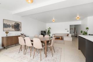 <p>Droom je van comfortabel en stijlvol wonen met een zonnige tuin, én dat op een topligging vlak bij het centrum van Sint-Niklaas? Dan is dit prachtige, recent gebouwde gelijkvloers appartement precies wat je zoekt!</p>

<p>Bij het binnenkomen word je meteen gecharmeerd door de verzorgde inkomhal, die toegang biedt tot alle ruimtes. De ruime slaapkamer van 16 m² garandeert rust en comfort, terwijl de moderne badkamer van 9 m² met inloopdouche en dubbele wastafel een echte eyecatcher is. Daarnaast zijn er nog een apart toilet en een handige technische berging.</p>

<p>Het absolute pronkstuk van dit appartement is de royale leefruimte van maar liefst 58 m². Dankzij de grote raampartijen baadt deze ruimte in het licht en geniet je van een prachtig zicht op én directe toegang tot de zonnige tuin. De volledig uitgeruste open keuken, voorzien van alle moderne toestellen en slimme opbergruimte, maakt het plaatje compleet – ideaal voor gezellige avonden en culinaire momenten.</p>

<p>Ook op vlak van energie en comfort zit je hier goed: met een ventilatiesysteem type D en een hoogrendementsketel woon je hier niet alleen aangenaam, maar ook energiezuinig.</p>

<p>Kortom: een instapklaar, modern appartement met tuin, ruimte en een uitstekende ligging, een unieke kans die je niet wil missen!</p>

<p>Plan vandaag nog je bezoek en laat je verrassen!</p>