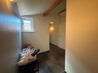 Bezichtigingen worden énkel aangevraagd via de website. <br /><br />In het centrum van Aartrijke vlakbij diverse winkels, scholen en het openbaar vervoer is dit ruim appartement gelegen. Verschillende verbindingswegen naar zowel Jabbeke, Torhout en Zedelgem dragen bij tot deze centrale ligging. <br /><br />Het appartement is ingedeeld als volgt: inkomhal, een ruime woonkamer met volledig ingerichte open keuken met dubbele wastafel, oven, kookplaat, dampkap en koelkast, twee slaapkamers en een badkamer met bad met douchemogelijkheid, toilet en wastafel.<br /><br />Tevens geniet dit eigendom van dubbele beglazing, gemeenschappelijke fietsenberging en centrale verwarming op aardgas. <br /><br />Beschikbaar vanaf 01/12/2026<br /><br />Bezoekmoment 13/10 vanaf 16u30 (enkel op afspraak)<br /><br />