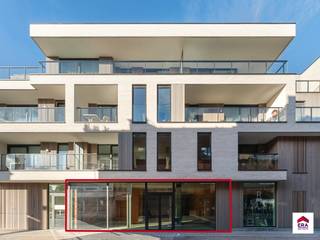 <strong>ENKEL BEZOEK MOGELIJK DOOR ONDERSTAANDE LINK VOLLEDIG EN CORRECT IN TE VULLEN:</strong><br />https://mijnhuurprofiel.be/property/c8e0ab26-20b7-44bc-920b-9cbba0c27fb4<br /><br /><strong>Casco handelspand (300m²) met garage op topligging in Tielt!<br /><br />Ligging: </strong>Perfect gelegen in het centrum van Tielt met een grote zichtbaarheid in het straatbeeld! Op wandelafstand van openbaar vervoer, de lokale horeca, bank, bakker,... <br /><br /><strong>Handelpand &amp;amp; garage:</strong><br />Dit casco handelsgelijkvloers bestaat uit een grote winkelruimte van 190m², een bergruimte van maar liefst 80m² en een garage van 4m op 6m met automatische sectionaalpoort.<br /><br />Ideale opportuniteit voor iemand met een vrij beroep, winkelier, schoenenwinkel, kledingzaak, boekhoudkantoor en nog ontelbare andere mogelijkheden! Dit pand biedt ruimte om te groeien in een gebouw met uitstraling!