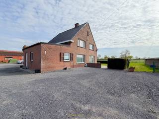 LANDELIJK GELEGEN HOEVE met bedrijfswoning en DIVERSE BEDRIJFSGEBOUWEN, gelegen in het rustige Vinkt (Deinze). Deze eigendom combineert COMFORTABEL WONEN met PROFESSIONELE MOGELIJKHEDEN, ideaal voor wie WONEN en WERKEN wenst te integreren in een GROENE OMGEVING. De VERZORGDE GEZINSWONING geniet van een aangename lichtinval en beschikt over 3 VOLWAARDIGE SLAAPKAMERS, een GEZELLIG TERRAS en een tuin waar u in alle rust kan genieten van het LANDELIJK KARAKTER. Met een EPC-label D is er bovendien GEEN RENOVATIEVERPLICHTING van toepassing.<br />Aansluitend vindt u verschillende FUNCTIONELE BEDRIJFSGEBOUWEN, waaronder 2 RUNDVEESTALLEN, een VLEESVARKENSSTAL, een RUIME LOODS (ca. 20 m x 13 m), een EXTRA BERGRUIMTE en een VELDSCHUUR. Voor het houden van runderen en varkens is er een MILIEUVERGUNNING aanwezig tot 2031, wat deze eigendom bijzonder geschikt maakt voor AGRARISCHE ACTIVITEITEN. <br /><br /><strong>FUNCTIEWIJZIGING NAAR WONEN</strong>, mits (gedeeltelijke) afbraak is bespreekbaar met de gemachtigde instanties.<br /><br />Adres: Lotenhullestraat 52 te Vinkt (Deinze)<br /><br />EPC: Label D, G-score B en P-score D, Geen renovatieverplichting, Bestuursmaatregelen in het maatregelenregister: Nee