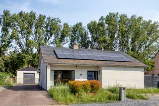 <p><strong>Beringen: gelijkvloerse woning met zwembad en prachtig uitzicht op rustige ligging</strong></p>
<p>Deze gelijkvloerse woning is gelegen aan de Tervantstraat 171 in Beringen, op een rustige locatie met een open en gunstig uitzicht. Dankzij de nabijheid van de E313 geniet u van een uitstekende bereikbaarheid naar omliggende steden, terwijl u toch woont in een aangename en groene omgeving. Een ideale combinatie van rust, comfort en bereikbaarheid.</p>
<p>De woning beschikt over een praktische indeling met een lichtrijke leefruimte, een open leefkeuken en drie volwaardige slaapkamers. Dankzij de inpandige garage en de verzorgde buitenruimte biedt deze eigendom alle comfort voor een gezin of voor wie graag gelijkvloers woont. De tuin met ingebouwd zwembad en ruim tuinhuis vormt de perfecte plek om in alle rust te genieten van het buitenleven.</p>
<p><strong>INDELING:</strong></p>
<p><strong>Gelijkvloers:</strong> inkomhal, lichtrijke leefruimte, open leefkeuken, gastentoilet, drie slaapkamers, badkamer en inpandige garage.</p>
<p><strong>Buiten:</strong> ruime tuin met ingebouwd zwembad, groot tuinhuis en een prachtig vrij uitzicht.</p>
<p><strong>TROEVEN:</strong></p>
<ul><li>Rustige ligging met open en groen uitzicht</li><li>Gelijkvloerse woning met praktische indeling</li><li>Ingebouwd zwembad en groot tuinhuis</li><li>Inpandige garage</li><li>Vlotte verbinding naar de E313</li></ul>
<p>Bent u op zoek naar een instapklare gelijkvloerse woning met een prachtige tuin en uitstekende bereikbaarheid? Ontdek zelf de troeven van deze eigendom in Beringen en plan vandaag nog uw bezoek!</p>
<p><strong>JOUW DROOMWONING. ZO GEVONDEN!</strong></p>