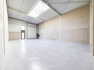 Op een absolute toplocatie, centraal gelegen tussen Bornem en Puurs en dichtbij alle nodige faciliteiten, bieden wij deze KMO-unit aan...