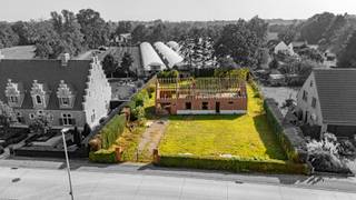 Dit perceel bouwgrond is gelegen in het groene en gegeerde Astene (Deinze), met name in de Beekstraat 29. De eigendom omvat een oppervlakte van 1.364 m².<br /><br />STEDENBOUWKUNDIGE VOORSCHRIFTEN:<br />BOUWVOLUME:<br />* Maximum twee bouwlagen<br />* Minimum 4 meter afstand tot de zijdelinkse perceelgrens <br />* Bouwdiepte max. 20 meter (in geval van laagbouw)<br />* Bouwdiepte max. 15 meter (indien met bovenverdieping)<br />* Maximum breedte = 15 meter<br /><br />DAK:<br />* Dakhelling van 0° tot 45°<br />* Dakbedekking van 0° tot 15°: roofing<br />* Dakbedekking van 15° tot 45°: pannen of leien<br /><br />GARAGE:<br />* Alleenstaande garage, maximum oppervlakte 40 m²<br />* Plat dak hoogte max. 3,50 meter hoogte<br />* Op min. 2 meter van de perceelgrens
