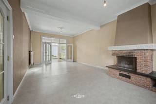 Cette maison spacieuse est idéalement située à proximité du centre de Hamme et offre une surface habitable d'environ 175 m². Grâce à ses...