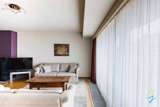 TE KOOP IN AALST<br /><br />Gelegen op een absolute toplocatie in Aalst, vlak bij het stadscentrum en met een vlotte verbinding naar de E40, combineert dit appartement ruimte, comfort en bereikbaarheid.<br />Dit ruime appartement van maar liefst 126 m² biedt alle comfort voor wie op zoek is naar een praktische en centraal gelegen woonst.<br /><br />Via de grote inkomhal met apart gastentoilet bereikt u de lichtrijke en ruime leefruimte. De leefruimte is zo'n 40 m² en geeft via het grote schuifraam toegang tot het balkon. Aansluitend bevindt zich de uitgeruste keuken met een aangenaam uitzicht op de Sint-Antonius van Paduakerk. Naast de keuken bevindt zich een handige berging met aansluiting voor wasmachine en droogkast.<br /><br />Vanuit de inkomhal heeft u eveneens toegang tot de badkamer en de drie slaapkamers.<br /><br />Dit appartement beschikt over centrale verwarming op aardgas en het uitstekende EPC-label A. Dit zorgt voor een duurzaam en energiezuinig wooncomfort.<br /><br />In de ondergrondse parking is een privatieve staanplaats, aan te kopen voor € 12.000.<br /><br />Interesse?<br />Mis deze unieke kans niet en plan vandaag nog uw bezoek! <br /><br />mail: margot@cornelis-goeman.be <br />gsm: 0470 06 40 60