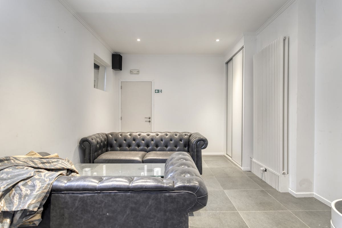 Maison unique à vendre avec un grand jardin et un excellent emplacement - photo 4