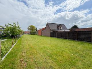 HALFOPEN BEBOUWING met VEEL POTENTIEEL, gelegen op een RUSTIGE LOCATIE te Kruisem en voorzien van een MOOIE GRONDOPPERVLAKTE van ca. 1.068 m²...
