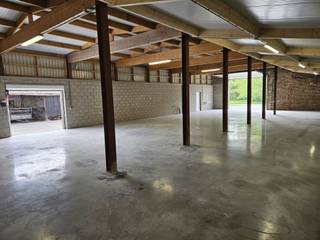 TE HUUR Opglabbeek <br /><br />Aan de Vinkenkantstraat 35 bevindt zich deze leuke hal van 293m² - pas door de eigenaar gerenoveerd.<br />De voorkant van het magazijn beschikt over een sectionaalpoort (3,4x4) en aan de zijkant is er een kleinere poort en een loopdeur.<br />De hal beschikt naast elektrische voorzieningen over een wateraansluiting en afvoer.<br /><br />TROEVEN:<br />Optioneel bij te huren - buitenterrein vooraan <br />Optioneel bij te huren - leuk kantoorgebouw langs de hal (kitchenette & sanitair)<br /><br />De vermelde prijs is exclusief kosten.<br /><br />Voor meer info en/of een bezichtiging info@jansenrealestate.be of 011/39 90 50.