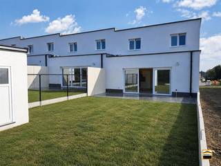 <p><span>Zeer ruime, energiezuinige nieuwbouwwoning met 16 zonnepanelen en airco.</span><span><br /><br />Op een rustige locatie bevindt zich deze energiezuinige nieuwbouwwoning met een <br />bewoonbare oppervlakte van maar liefst 170 m². <br />Dankzij de kwalitatieve afwerking, moderne technieken en doordachte indeling is deze woning <br />volledig instapklaar en klaar voor de toekomst.<br /><br />Via de ruime inkomhal met gastentoilet betreedt u de woning. Een stijlvolle glazen deur geeft<br />toegang tot de lichtrijke leefruimte, waar de grote raampartijen een aangenaam zicht bieden <br />op het terras en de tuin. <br /><br />Aansluitend bevindt zich de ruime, volledig ingerichte keuken, voorzien van een inductie kookplaat,<br />dampkap, koelkast, vaatwasser en oven.<br /><br />Op het gelijkvloers vindt u daarnaast nog een praktische wasplaats en een inpandige garage.<br />Verder is er voldoende parkeergelegenheid voor de woning.<br /><br />De eerste verdieping omvat drie volwaardige slaapkamers, een afzonderlijk toilet en een ruime <br />badkamer met ligbad, comfortabele inloopdouche en een badkamermeubel met lavabo.<br /><br />Ook op technisch vlak scoort deze woning uitstekend. De woning wordt verwarmd via <br />een warmtepomp met vloerverwarming, beschikt over 16 zonnepanelen en is bovendien uitgerust <br />met airconditioning in de leefruimte en in één slaapkamer, wat zorgt voor een aangenaam <br />binnenklimaat in elk seizoen.<br /><br />Buiten geniet u van een aangenaam terras, een onderhoudsvriendelijke tuin en <br />een praktische tuinberging.<br /><br /></span><span>Algemene informatie:</span><span><br />Huurprijs: 1350 euro/maand<br />Algemene onkosten: NVT<br />Vrij vanaf:onmiddellijk<br />EPC-waarde: NVT nieuwbouw <br />Huisdieren: </span><span>enkel toegelaten mits voorafgaande schriftelijke toestemming van de verhuurder</span><span> </span></p>