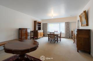<h2><span>Op de Diestersteenweg 160 in Kermt vind je dit appartement te koop op de eerste verdieping van een kleinschalige residentie.</span></h2>
Dit ruime appartement heeft een oppervlakte van 103 m2 (volgens EPC) en bevindt zich in het centrum van Kermt, dichtbij winkels, openbaar vervoer en op 7 km van het centrum van Hasselt. Ook is er een vlotte bereikbaarheid naar de autosnelwegen. Bovendien ligt het appartement op wandelafstand van het Herkenrodebos, waardoor je geniet van de ideale combinatie tussen groen en een centrale ligging.<br /><br />Bij het binnenkomen in het appartement kom je terecht in een ruime inkomhal met vestiaire/berging en een apart gastentoilet. De lichtrijke leefruimte geniet van veel natuurlijke lichtinval dankzij het grote raam aan de voorzijde. Ook de keuken beschikt over een groot raam en biedt voldoende plaats voor een eettafel.<br />Aan de achterzijde van het appartement liggen de ruime badkamer en twee volwaardige slaapkamers, waarvan één slaapkamer rechtstreekse toegang geeft tot het terras en één slaapkamer voorzien is van maatkasten.<br />Verder is het appartement uitgerust met aluminium ramen met dubbele beglazing en centrale verwarming op gas via een recente verwarmingsketel van 2021.<br /><br />Een extra troef is het beheer van het gebouw door een mede-eigenaar, wat zorgt voor bijzonder lage gemeenschappelijke kosten.<br />Er is geen lift in het gebouw.<br /><br /><strong>Troeven van het appartement:</strong>
<ul>
<li>Centrale ligging centrum Kermt</li>
<li>Twee ruime slaapkamers</li>
<li>Terras </li>
<li>Garagebox bij te kopen</li>
<li>Gasketel vernieuwd in 2021</li>
<li>Lage gemeenschappelijke kosten</li>
<li>Asbestveilig</li>
<li>Interessant als eigen bewoning of investering</li>
</ul>
<br />Interesse in dit appartement te koop in Kermt? Contacteer ons via Optie M vastgoed I carine@optie-m.be I 0478/41 58 70.<br />Wil je weten wat jouw woning waard is? Contacteer ons via bovenstaande gegevens voor een vrijblijvende waardebepaling.<br />Extra informatie: WG/VG/GVV/GMO/GVKR