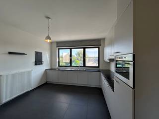 Ruim duplex appartement met twee slaapkamers en twee autostaanplaatsen. Residentie Zonneveld - EPC 101 kWh/m²Indeling: inkomhal met toilet,...