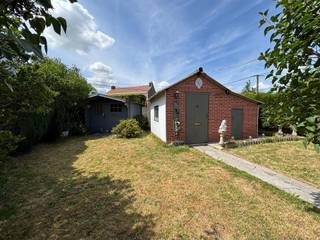 SOUS OPTION Jolie maison 3 façades avec jardin arrière et grand garage. En retrait de la route et à proximité des axes vers Bruxelles, belle...