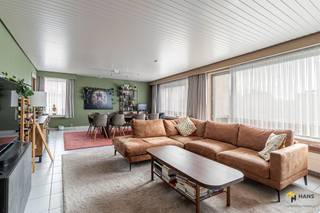 <p><span>Boekenberglei 22 (4e verd.) - Deurne</span></p><p><span> </span></p><p><span>Ruim hoekappartement (117 m²) met 3 slaapkamers, garagebox en 3 terrassen in Deurne.</span></p><p><span> </span></p><p><span>Wonen tussen het Boekenbergpark en het Te Boelaerpark, dat is wonen tussen het groen en tegelijk genieten van een goede bereikbaarheid. Te voet naar de bus en de tram, met de fiets naar Berchem-station en met de auto in geen tijd de snelweg op. Reken daar nog het ruime aanbod aan velo-stations bij en je kan zeker zijn dat je je vlot in alle windrichtingen kan verplaatsen. Een ideale locatie voor wie de drukte van de stad wil ontvluchten, maar toch graag overal dichtbij is.</span></p><p><span> </span></p><p><span>Het appartement bevindt zich op de vierde verdieping van een verzorgd gebouw met vijf verdiepingen, waarvan het dak in 2023 vernieuwd en geïsoleerd werd. De vaste kosten bedragen €160/maand en omvatten onder andere privatief water verbruik, lift, syndicus, blokpolis en onderhoud van de gemene delen. De verwarming is individueel en in 2016 werd een nieuwe verwarmingsketel geplaatst. De elektriciteit is conform en met een EPC-score C zit je hier goed op vlak van energie. Bovendien werden de keuken en badkamer recent vernieuwd (2020 en 2021), wat zorgt voor een instapklare basis.</span></p><p><span> </span></p><p><span>Je komt binnen in de inkomhal, waarna een dubbele deur je leidt naar de bijzonder ruime en lichtrijke leefruimte van maar liefst 43 m². Dankzij de elektrische screens blijft het hier ook tijdens warme dagen aangenaam. Vanuit de woonkamer heb je toegang tot het eerste terras (4 m²) met west-oriëntatie. De aparte keuken (9 m²) is volledig uitgerust en geeft uit op een tweede terras (3 m²) met zuid-oriëntatie. Aan de rustige noordzijde bevinden zich de drie slaapkamers van 8 m², 9 m² en 14 m², waarvan de grootste toegang biedt tot het derde terras (6 m²). Verder beschikt het appartement over een badkamer (5 m²) met douche en dubbele lavabo, een apart toilet en een praktische berging.</span></p><p><span>Een extra troef is de garagebox van 19 m², verplicht aan te kopen aan €30.000.</span></p><p><span>Ben je op zoek naar een ruim appartement? Mis deze kans niet! Bewoonbare opp. 117 m² – ref.: bruto vloeropp. Voor meer info of een gratis schatting surf naar </span><span><span>www.hansimmo.be</span></span></p><p><span> </span></p><p><span> </span></p>