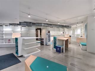 SINT-NIKLAAS - Op zoek naar een centraal gelegen kantoorruimte of handelspand? Kijk dan snel even verder! Enkele troeven op een rij: * Centrale...