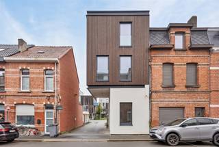 <p><span><span>Altijd al gedroomd van een hoogwaardige nieuwbouwwoning met een laag verbruik? En dit in centrum Sint-Niklaas vlakbij alle faciliteiten? Dan is dit mogelijks uw kans! Dit project wordt in zijn huidige casco staat aangeboden en kan indien gewenst volledig afgewerkt worden. U betreedt de woning via de inkomhal met aparte fietsenberging, vestiairehoek en een technische ruimte. Verder vindt u op deze verdieping nog een bureauruimte of 1ste slaapkamer. Op het tussenverdieping vind u een ruime berging, die ideaal dienst kan doen als wasplaats, en een apart toilet. Op de 1ste verdieping kan u de ruimte volledig indelen naar uw eigen woonnoden. Er is alleszins ruimte genoeg voor een leefkeuken, zitruimte, eetplaats enz. In de achtergevel van is een mooie raampartij voorzien die uitkijkt op de achterliggende tuin en het autoluwe binnengebied. Op de 2e verdieping bevinden zich een badkamer en 3 slaapkamers. Troeven: - eigen afwerking mogelijk - 3 ruime slaapkamers - nieuwbouw te koop onder btw stelsel - ideaal voor elke handige Harry! Wenst u meer informatie ? Neem dan snel contact op via nathan.van.renterghem@immo-zone.be of bel 0479 93 41 49. </span></span></p>