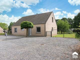 <p>Rustig gelegen gezinswoning in een groene omgeving in Hamont. De woning beschikt over maar liefst 4 slaapkamers, waarvan 2 gelijkvloers, wat de woning uitermate geschikt maakt om levenslang te wonen.<br />De woning is in een rustige zijstraat van de doorgaande weg Hamont-Kaulille gelegen en de Nederlandse grens is op korte afstand van de woning te vinden. </p>
<p>Momenteel wordt de woning verhuurd, de koper dient rekening te houden met de wettelijke opzegtermijn. <br /><br /><u><strong>Enkele troeven:</strong></u></p>
<ul><li>Rustige, groene omgeving</li><li>4 slaapkamers, waarvan 2 gelijkvloers (of 1 bureelruimte)</li><li>Gunstige EPC-score: label B, 155kWh, geen renovatieverplichting</li></ul>
Indeling: zie bijgevoegde plannen op ERA.be