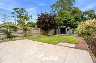 Bij de verkoop van deze villa wordt gewerkt met een <strong>START VANAF PRIJS.</strong><br />Elk prijsvoorstel hoger dan deze start vanaf prijs wordt voorgelegd aan de verkoper(s), die dit al dan niet kan aanvaarden.<br /><strong>Het bezoekmoment gaat door op zaterdag 03/10/2026 (enkel op afspraak).</strong><br /><br />Deze ruime gezinswoning geniet van een rustige en aangename ligging, op korte afstand van het centrum. Winkels, scholen, openbaar vervoer en belangrijke invalswegen bevinden zich in de nabije omgeving, waardoor u geniet van een uitstekende bereikbaarheid en alle dagelijkse voorzieningen binnen handbereik hebt.<br /><br />Bij het betreden van de woning komt u terecht in een verzorgde inkomhal met vestiaire die toegang biedt tot de ruime en lichtrijke woonkamer met automatische rolluiken. Aansluitend bevindt zich de volledig uitgeruste keuken. Op het gelijkvloers bevinden zich eveneens een badkamer met toilet, een eerste slaapkamer, een berging en een bureauruimte met een aparte ingang langs de voorgevel.<br /><br />Op de eerste verdieping bevinden zich 2 ruime slaapkamers en een aparte dressing.<br /><br />Buiten geniet u van een gezellige, volledig omheinde zuidgerichte tuin waar u de hele dag door van de zon kunt genieten. Het tuinhuis biedt extra opbergruimte voor tuinmateriaal of fietsen.<br /><br /><strong>Ook wild geworden van deze thuis?<br />Twijfel dan niet langer en leg vandaag nog uw bezoek vast!</strong>