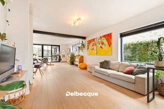 Deze lichtrijke halfopen woning ligt centraal in Varsenare, op een boogscheut van Brugge. Winkels, openbaar vervoer en de autosnelweg liggen vlakbij: een ideale uitvalsbasis.<br /><br />De woning werd enkele jaren geleden ('2018) zeer grondig gerenoveerd en is vandaag volledig instapklaar.<br /><br />Op het gelijkvloers vindt u een inkomhal met apart toilet en een tweeledige leefruimte met grote raampartijen. Het voorste deel van de leefruimte leent zich perfect als bureau of speelkamer. Het hart van de woning is de bijzonder ruime leefkeuken, strak afgewerkt en voorzien van kwalitatieve inbouwtoestellen. Achter de keuken bevindt zich nog een praktische bijkeuken/berging. Via grote schuiframen in de leefkeuken stapt u zo naar het terras en de zuidoost georiënteerde tuin met gazon. De grote garage biedt naast plaats voor de wagen ook ruimte voor een wasplaats en extra opberging.<br /><br />Op de eerste verdieping bevinden zich drie slaapkamers, waaronder een zeer ruime masterbedroom, en een badkamer met douche, lavabo en toilet. De zolder is momenteel bereikbaar via een zolderluik, maar biedt mogelijkheden om met een vaste trap verder ingericht te worden als extra slaapkamer.<br /><br />Qua comfort en energie is de woning voorzien van hoogrendementsbeglazing, een recente cv-ketel en zonnepanelen (23 m²), wat zich vertaalt in een gunstig EPC.<br /><br />Kortom: een ruime gezinswoning met groeipotentieel, op een toplocatie.<br /><br />Interesse? Er is een bezoekmoment gepland op dinsdag 03/11 tussen 15.30u en 18u. Schrijf u in in één van de tijdsloten via de link: https://tinyurl.com/gistelsteenweg141<br /><br />Contacteer ons vandaag nog voor een bezoek via www.delbecque.immo.