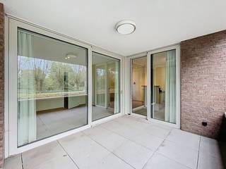 Au cœur de Deinze, près de la Lys, vous trouverez ce charmant appartement de plain-pied avec services hôteliers, un lieu où confort, paix...