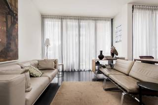 <p><span>Zonnig loft-appartement aan het Theaterplein en de Botanische tuinen</span></p>
<p><span>Door de plafondhoge vouwschuiframen die van muur tot muur lopen en die volledig geopend kunnen worden, baadt de leefruimte in het licht. Vanuit deze leefruimte en het terras hebt u zicht op een aangename binnentuin. De twee kamers hebben elk ingemaakte kasten en een eigen badkamer; één met douche en de andere met een bad. Eén kamer kan via het openzetten van de schuifdeur deel uitmaken van de leefruimte, hetgeen het ruimtegevoel in het appartement nog vergroot. In de nachthal vindt u het gastentoilet met handenwasser.</span></p>
<p><span>De wasmachine en droogkast kunnen aangesloten worden in de berging. Het appartement beschikt verder nog over een kelderberging.</span></p>
<p><span>Autostaanplaats kan gehuurd worden aan 120 /maand. Een elektrische laadpaal kan geïnstalleerd worden.</span></p>
<p><span>Bijzonderheden: </span></p>
<p><span>· Kan door een vennootschap gehuurd worden</span></p>
<p><span>· Architect Vincent Van Duysen</span></p>
<p><span>· Ingemaakte kasten in beide kamers</span></p>
<p><span>· Gietvloeren, schijfdeuren, hoge plafonds </span></p>
<p><span>Dit appartement bevindt zich op een toplocatie. Vlakbij het Theaterplein, de Botanische tuin, de Komedieplaats, de Huidevetterstraat en de Schuttershofstraat, bereikt u hier in no time alle hotspots van Antwerpen: gaande van de luxe boetieks, het Toneelhuis, het Mechelseplein, de Meir en noem maar op! Hier vindt u overal gezellige restaurants en cafés op wandelafstand. Kortom, ideaal voor iemand die van het bruisende stadsleven houdt.</span></p>