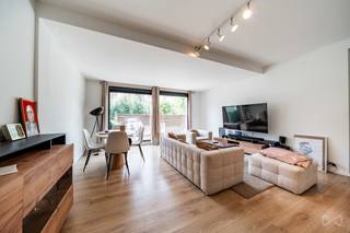 <p>Informatie & bezoeken: anastasia.s@weinvest.be | 02 315 77 22<span></span></p>
<p>Ideaal gelegen in Groot-Bijgaarden, aan de rand van Brussel, biedt We Invest u dit prachtige appartement met twee slaapkamers aan, gelegen in een recente residentie met slechts twee wooneenheden. U geniet er van een rustige woonomgeving met een uitstekende bereikbaarheid. Het openbaar vervoer bevindt zich op wandelafstand, met verschillende bus- en tramlijnen op slechts één straat van de residentie. Ook de belangrijkste invalswegen, het Basilix Shopping Center, tal van winkels, scholen en andere voorzieningen bevinden zich in de onmiddellijke omgeving, wat zorgt voor een optimaal wooncomfort.</p>
<p>Bij het binnenkomen wordt u meteen gecharmeerd door de ruime leefruimtes, de overvloedige lichtinval en de kwalitatieve afwerking. Het appartement beschikt over een ruime en lichtrijke woonkamer, een volledig uitgeruste keuken en twee comfortabele slaapkamers die een aangename woonomgeving bieden. De zorgvuldig gekozen materialen en moderne afwerking zorgen voor een warme en stijlvolle uitstraling. Bovendien sluit een ruim terras naadloos aan op de leefruimte, zodat u optimaal kunt genieten van zonnige dagen.</p>
<p>Ook de buitenruimte is een absolute troef. U beschikt over een aangename privatieve tuin, ideaal om te ontspannen of gezellig samen te zijn met familie en vrienden, evenals een zwembad, een echte meerwaarde die deze eigendom een exclusief karakter geeft. Het geheel biedt een uitzonderlijke woonkwaliteit, waar rust, comfort en de onmiddellijke nabijheid van Brussel perfect samenkomen.<br /><br />Een parkeerplaats en een garagebox vervolledigen deze eigendom en zijn beschikbaar voor een meerprijs van €35.000.</p>
<p>Een unieke opportuniteit voor wie op zoek is naar een recent appartement met hoogwaardige afwerking, in een groene en uitstekend bereikbare omgeving.</p>
<p>Conforme elektrische installatie.</p>
<p>EPC: A – CO₂-uitstoot: 1,17 kg/m²/jaar – Primair energieverbruik: 65 kWh/m²/jaar.</p>
<p>Neem vandaag nog contact met ons op om een bezoek te plannen en ontdek zelf alle troeven van deze uitzonderlijke eigendom.</p>