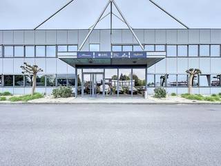Bienvenue sur le site commercial de Schaubroeck à Nazareth-De Pinte. Ce site bien équipé offre un environnement de travail confortable et professionnel. Les espaces de bureaux à louer sont situés dans le bâtiment principal d'un site d'affaires polyvalent et bien équipé. Outre le bâtiment principal, le site comprend également un bâtiment informatique, un appartement de gardien et le bâtiment Qubiz, qui fait office de centre de séminaires et d'événements.Les locataires du bâtiment principal bénéficient de diverses installations communes, notamment d'une cuisine équipée, d'un coin repas et de salles de réunion modulables. En outre, il est possible de louer un espace de stockage supplémentaire, adapté aux besoins de votre entreprise. De nombreuses places de parking sont disponibles sur le site, qui est également facilement accessible via l'E17 et la N60.Surfaces : Rez-de-chaussée : - Taille L 1:96 m²- M22 : 224 m²- Entrepôt : 96 m²Premier étage : - K 3 : 773 m²- K 4 : 262 m²- Entrepôt : 132 m²Disponibilité : Tout de suite. Ces bureaux à louer à Nazareth-De Pinte vous intéressent ? N'hésitez pas à nous contacter au 09 245 35 35 ou à business.gent@dewaele.com.