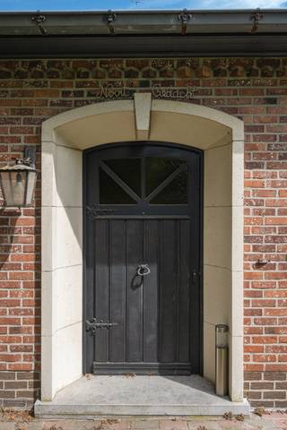 Op zoek naar een degelijk gebouwde woning met veel potentieel, een rustige ligging en een uitstekende bereikbaarheid? Dan is deze charmante open bebouwing in de Vossenstraat in Heusden zeker een bezoek waard. Gelegen in een groene, residentiële straat op fietsafstand van het centrum van Heusden en met vlotte verbinding naar de R4.<br /><br />Via de inkomhal betreden we de woning met gastentoilet.  De lichtrijke leefruimte geniet van grote raampartijen die zorgen voor een aangename lichtinval en biedt voldoende plaats voor een gezellige zithoek en eetplaats. De houtkachel creëert extra sfeer tijdens de koudere maanden.<br />Aansluitend bevindt zich de gesloten ingerichte keuken met ontbijthoek. Verder beschikt de woning over twee ruime slaapkamers, waarvan één aansluit op de badkamer. De badkamer is uitgerust met een ligbad/douche, een dubbele lavabo en toilet. <br />Via de inpandige garage bereikt u de bijzonder ruime zolderverdieping. Dankzij de betonnen draagvloer en de royale oppervlakte biedt deze verdieping heel wat mogelijkheden. Mits het plaatsen van een vaste trap kunnen hier eenvoudig twee extra slaapkamers of een hobbyruimte worden ingericht.<br />Buiten hebben we een aangename, zuidwestgerichte tuin, waar u van de rustige ligging kan genieten. De vrijstaande garage en de ruime oprit bieden bovendien voldoende parkeergelegenheid.<br />Met een bewoonbare oppervlakte van 168 m² op een perceel van 467 m² vormt deze woning de ideale basis voor wie op zoek is naar een solide gezinswoning die volledig naar eigen smaak kan worden opgefrist en ingericht.<br /><br />Wenst u deze charmante woning op een mooie ligging bezoeken?  mail ons naar info@loimmo.be