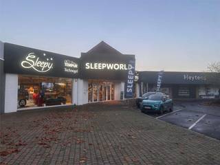 Schitterend gelegen handelspand gelegen in het koopcentrum van Wevelgem. Aanpalende handelspanden zijn o.a. Heytens, Torfs, Action, Van Haaren....Dit...