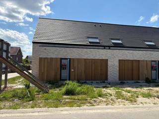 LAATSTE 4 LOTEN TE KOOP!!<br /><br />Ontdek samen met ons dit prachtige nieuwbouwproject van Groep Huyzentruyt te Opwijk, een groene en rustige gemeente op een boogscheut van Brussel en andere belangrijke steden. De Broekstraat ligt op loop-en fietsafstand van alle mogelijke faciliteiten waaronder scholen, winkels en het treinstation.<br /><br />U kan opteren voor een strakke look met plat dak of gaan voor een meer traditionele uitstraling en kiezen voor een puntdak. Voorts is er ook nog de optie tussen een garage of carport. <br /><br />De benedenverdieping is standaard voorzien van vloerverwarming en de bovenverdieping is uitgerust met radiatoren. <br /><br />De woningen hebben een maximaal E-peil 20 dankzij de zonnepanelen en ventilatiesysteem C. Hierdoor kan u de eerste vijf jaar van een korting tot 50 % genieten op de onroerende voorheffing. Deze korting kan zelfs 100% bedragen gedurende 5 jaar door nog extra zonnepanelen te leggen.<br /><br />U kunt zelf nóg een groen stapje verder gaan en voor een meerprijs opteren voor een warmtepomp.<br /><br />Prijs inclusief kosten: Sleutel-op-de-deur afwerking, grond, notariskosten, registratierechten, BTW, architect en veiligheidscoördinatie zijn inbegrepen !