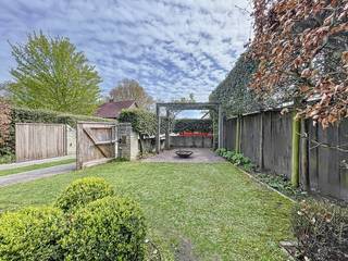 Volledig gerenoveerde  en energiezuinige woning (2008) gelegen nabij het centrum van Koksijde-Dorp en nabij de duinen. De woning bestaat uit:...