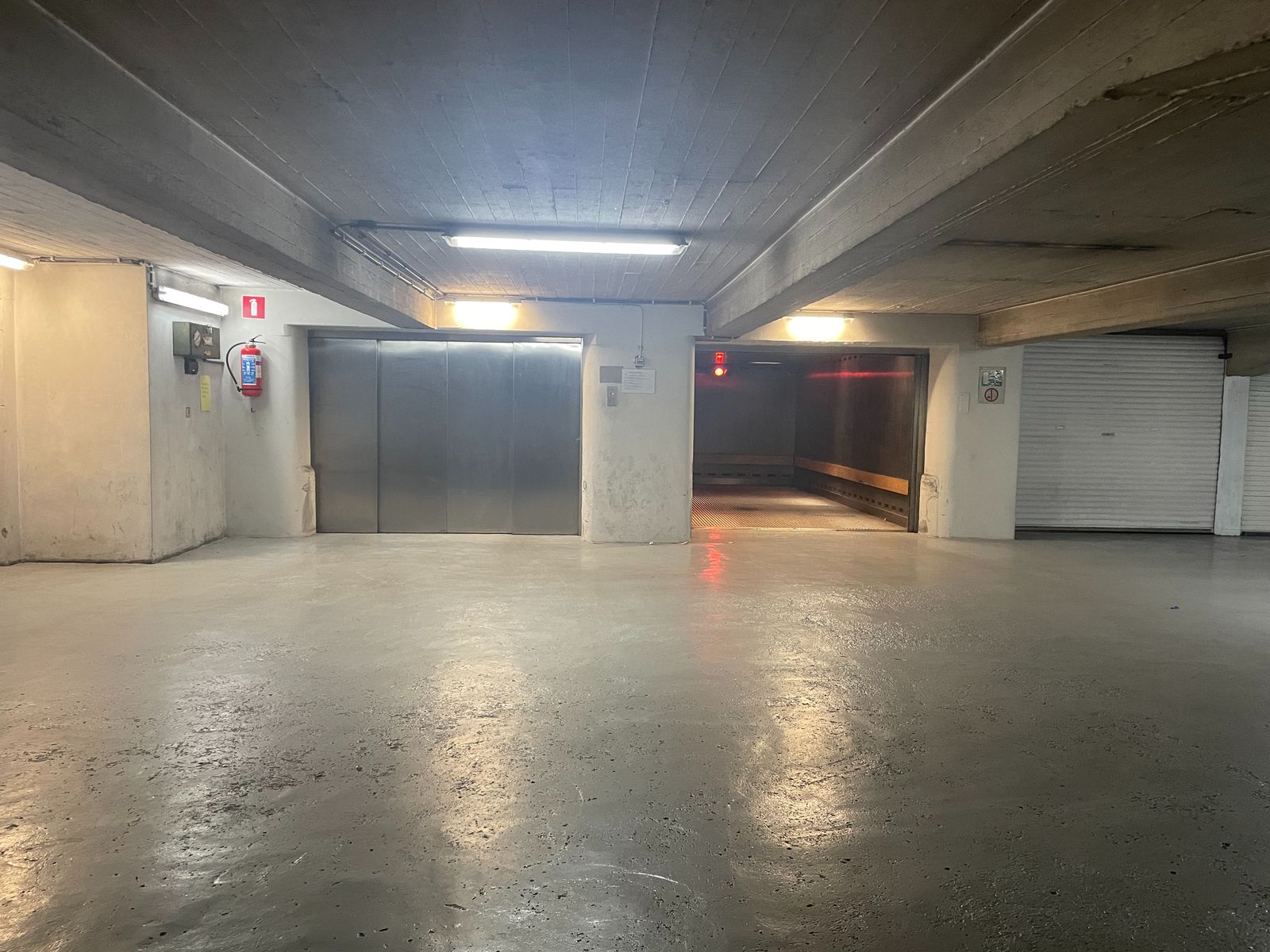 Gesloten garagebox op de 3e verdieping in het centrum - foto 4