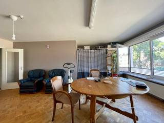 <p> </p><p>Dit gerenoveerde appartement is gelegen op de eerste verdieping en biedt een aangename en praktische woonomgeving. De woning beschikt over een leefruimte, een keuken met aansluitend een handige berging, twee slaapkamers en een badkamer met douche en lavabo. Daarnaast is er een afzonderlijk toilet aanwezig.</p><p>Het appartement beschikt tevens over een terras, ideaal om te genieten van de buitenlucht.</p><p>De ligging is bijzonder praktisch: winkels, scholen en openbaar vervoer bevinden zich op wandelafstand. Hierdoor zijn dagelijkse voorzieningen en verplaatsingen vlot bereikbaar.</p><p> </p><p><strong>Provisie + water:</strong> €50/maand</p><p> </p><p>Een bezoek kan uitsluitend via onze website aangevraagd worden: https://www.vastgoeddevos.be/te-huur, klik het pand aan en klik vervolgens op "vraag hier uw bezoek aan".</p>