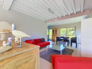 Deze villa geniet van een uitstekende ligging nabij een groene omgeving die rondom zal worden blijven behouden. Winkels en openbaar vervoer bevinden zich vlakbij en ook Brussel is vlot bereikbaar.<br /><br />De villa werd afgewerkt met hoogwaardige materialen en er werd een deel bijgebouwd in 2004. Binnen geniet u van twee ruime leefruimtes met eetgedeelte. De moderne, volledig uitgeruste keuken is een genot voor kookliefhebbers. De royale badkamer van 17 m² beschikt over een hoekbad, douche en wasmeubel. Alsook zijn er twee afzonderlijke toiletten.<br />Daarnaast beschikt de woning over verschillende polyvalente ruimtes, waaronder een ruimte van 50 m². Dankzij de afzonderlijke ingang ideaal voor een vrij beroep of praktijkruimte.<br /><br />Op de verdieping bevinden zich momenteel twee ruime slaapkamers. De polyvalente ruimtes bieden de mogelijkheid om extra slaapkamers te creëren. Een ervan werd ingericht als ontspanningsruimte met infraroodcabine, douche en toegang tot een terras van 18 m².<br /><br />De tuin rondom de woning is de ideale plaats om te genieten. De oprit biedt parkeergelegenheid voor meerdere wagens.<br /><br />Troeven:<br />• Vlakbij veel groen<br />• Mogelijkheid tot vrij beroep<br />• Hoogwaardige materialen waaronder natuursteen en volle parket<br />• Zonnepanelen met certificaten tot December 2029<br />• Volledige grond is bouwgrond<br /><br />Deze woning is te koop ZONDER makelaar via het concept van Smart Houses! Wenst u verdere inlichtingen of een bezoek? Contacteer rechtstreeks de eigenaar via +32471262179