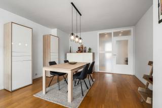 <p>Bent u op zoek naar een ruim en charmant appartement op een toplocatie in Oostende? Dan is dit verzorgde appartement op de derde verdieping in de Leon Spilliaertstraat absoluut een bezoek waard.<br /><br />Met een bewoonbare oppervlakte van maar liefst 92 m² geniet u hier van een aangenaam ruimtegevoel en een praktische indeling. Bij het binnenkomen wordt u meteen verwelkomd door een lichtrijke en gezellige leefruimte, afgewerkt met een prachtige parketvloer die zorgt voor een warme en stijlvolle uitstraling. Aansluitend bevindt zich de goed ingerichte keuken, voorzien van alle comfort, met daarnaast een handige aparte berging.<br /><br />Verder beschikt het appartement over twee volwaardige slaapkamers, een vernieuwde badkamer met moderne douche en een apart gastentoilet, waardoor het wooncomfort compleet is.<br /><br />Ook de ligging is een absolute meerwaarde. Op wandelafstand bevinden zich het strand, de zee, winkels, gezellige restaurants en het bruisende stadscentrum. Hier geniet u van het beste van Oostende, terwijl u toch in alle rust thuiskomt.<br /><br />Daarnaast biedt dit appartement nog tal van praktische voordelen: het gebouw telt slechts enkele appartementen waardoor er geen syndicus is en de gemeenschappelijke kosten bijzonder laag blijven.<br /><br />Bovendien is het appartement volledig asbestvrij, beschikt het over een gunstig EPC-label C én een blanco keuring van de elektrische installatie.<br /><br />Kortom, een ruim instapklaar appartement op een uitstekende locatie, ideaal als vaste woonst, tweede verblijf of slimme investering aan de Belgische kust.</p>