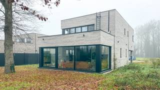 Bij ImmoFusion 7/7 “open huis” : klik op onze 3D-TOUR. Ervaar vastgoed alsof je er zelf doorloopt!<br /><br />Op een uitstekende en rustige locatie in Genk bevindt zich deze prachtige, vrijstaande BEN-woning, waar architecturale elegantie, ruimte en energiezuinig wonen perfect samenkomen. Deze stijlvolle woning werd ontworpen met oog voor detail en afgewerkt met kwalitatieve en duurzame materialen.<br /><br />Gelegen op een perceel van ca. 617 m² en met een bewoonbare oppervlakte van ongeveer 200 m², biedt deze woning een uitzonderlijk wooncomfort voor wie op zoek is naar rust, luxe en modern wonen.<br /><br />- Duurzaam & toekomstgericht wonen<br />- Vloerverwarming voor optimaal comfort<br />- Geothermische Warmtepomp<br />- Zonnepanelen<br />- Drie dubbele beglazing met strak aluminium raamwerk<br />- Uitstekende isolatiewaarden <br />- Ventilatiesysteem D systeem<br />- Zeer lage energiekosten <br />- zonnige zuidoostelijk georiënteerde tuin met een tuinhuis<br /><br />Maatregelen opgenomen in het Maatregelenregister: nee<br /><br />Gelegen in een residentiële en rustige buurt, met een vlotte bereikbaarheid naar het centrum van Genk, scholen, winkels en belangrijke verbindingswegen.<br /><br />Voor een bezichtiging ter plaatse of meer info, bel ons op 078/78.78.70, of kom gewoon binnen op ons kantoor, steeds welkom!
