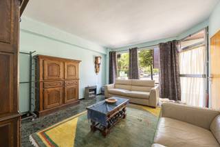 <p>Dit karaktervolle gebouw voor gemengd gebruik biedt een uitzonderlijke kans voor wie wonen en werken wil combineren of op zoek is naar een solide investering.</p>
<p>Dankzij de ruime indeling, het nieuw geplaatste dak en de strategische ligging vormt dit pand een ideale basis voor diverse commerciële activiteiten met comfortabele woongelegenheid erboven.</p>
<h3><strong>Troeven :</strong></h3>
<ul>
<li>
<p>Handelspand met uitstekende visibiliteit</p>
</li>
<li>
<p>Woonst met <strong>3 </strong><strong>slaapkamers</strong> en <strong>2 badkamers</strong></p>
</li>
<li>
<p><strong>Nieuw dak</strong> – belangrijke structurele werken reeds uitgevoerd</p>
</li>
<li>
<p><strong>500 m² grondoppervlakte</strong> met uitbreidingsmogelijkheden op het gelijkvloers</p>
</li>
<li>
<p>EPC <strong>D (373 kWh/m²/jaar)</strong></p>
</li>
<li>
<p>Twee volwaardige verdiepingen met duidelijke scheiding tussen handel en wonen</p>
</li>
</ul>
<h3><strong>Indeling</strong></h3>
<p><strong>Gelijkvloers</strong> Het ruime handelspand biedt tal van mogelijkheden: winkel, kantoor, praktijk, atelier… U geniet van optimale lichtinval en zichtbaarheid. Achteraan is er potentieel voor uitbreiding, ideaal voor wie extra werk- of opslagruimte nodig heeft.</p>
<p><strong>Verdieping(en)</strong> De bovenliggende woonst beschikt over drie slaapkamers, twee badkamers en een leefruimte met keuken. Perfect als gezinswoning, maar ook ideaal voor wie boven de zaak wil wonen.<br /><br />Momenteel verhuurd !</p>
