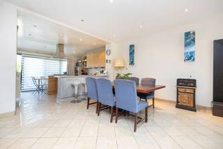 ANDERLECHT, nabij Neerpede, mooie woning van ± 145 m². Het is als volgt ingedeeld: inkomhal met trappenhuis, woon-/eetkamer van ± 35 m², open...